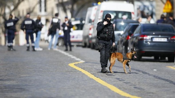 Explosión de una carta bomba en la sede del FMI en París. Foto: EFE