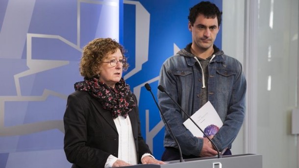 La madre de Sara Majarenas, Kontxi Ibarreta, en el Parlamento Vasco. Foto de archivo: EFE