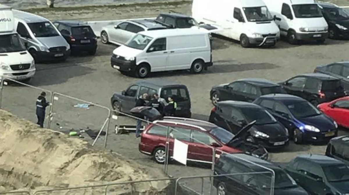 Agentes de policía belgas investigan un vehículo en un parking de Amberes. EFE