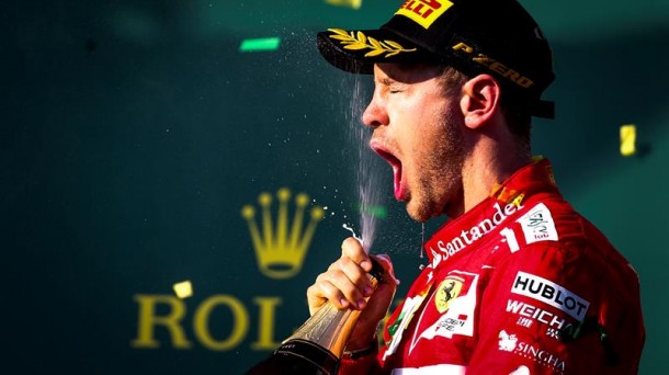 Vettel celebra su triunfo en el podium. Foto: Efe.