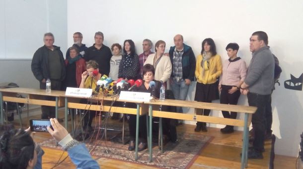 Comparecencia de los familiares de los jóvenes de Alsasua en Katakrak. Foto: Iñaki Errea