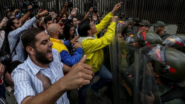 La Policía impide el paso a un grupo de diputados. Foto: EFE