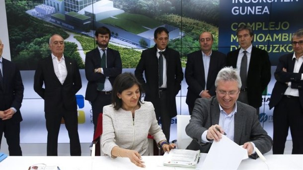 José Ignacio Asensio y María Jesús Ramírez durante la firma. Foto: EFE