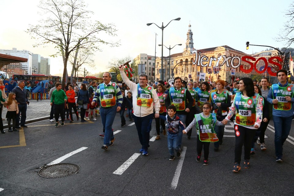 El alcalde, Juan Mari Aburto, porta el testigo en el Arenal. Foto: Ayuntamiento de Bilbao