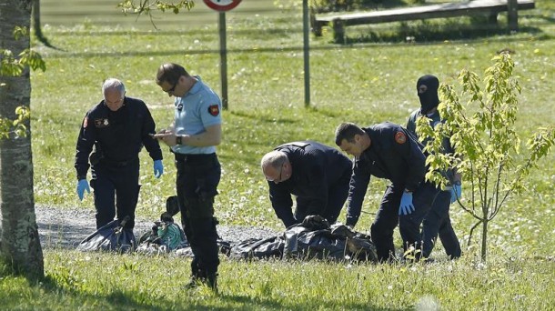 La policía francesa, en uno de los 'zulos'. Foto: EFE