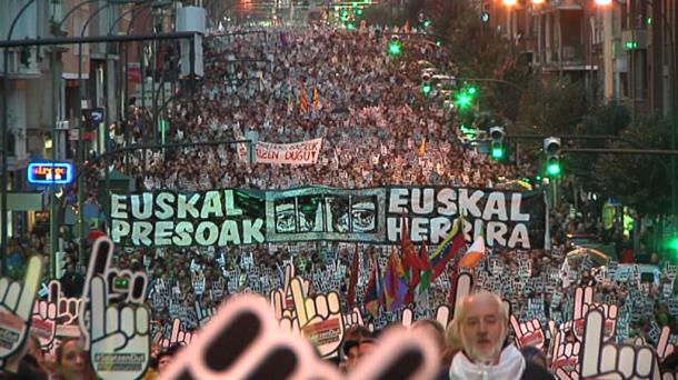 Presoen alde Bilbon egindako manifestazio baten irudia. 