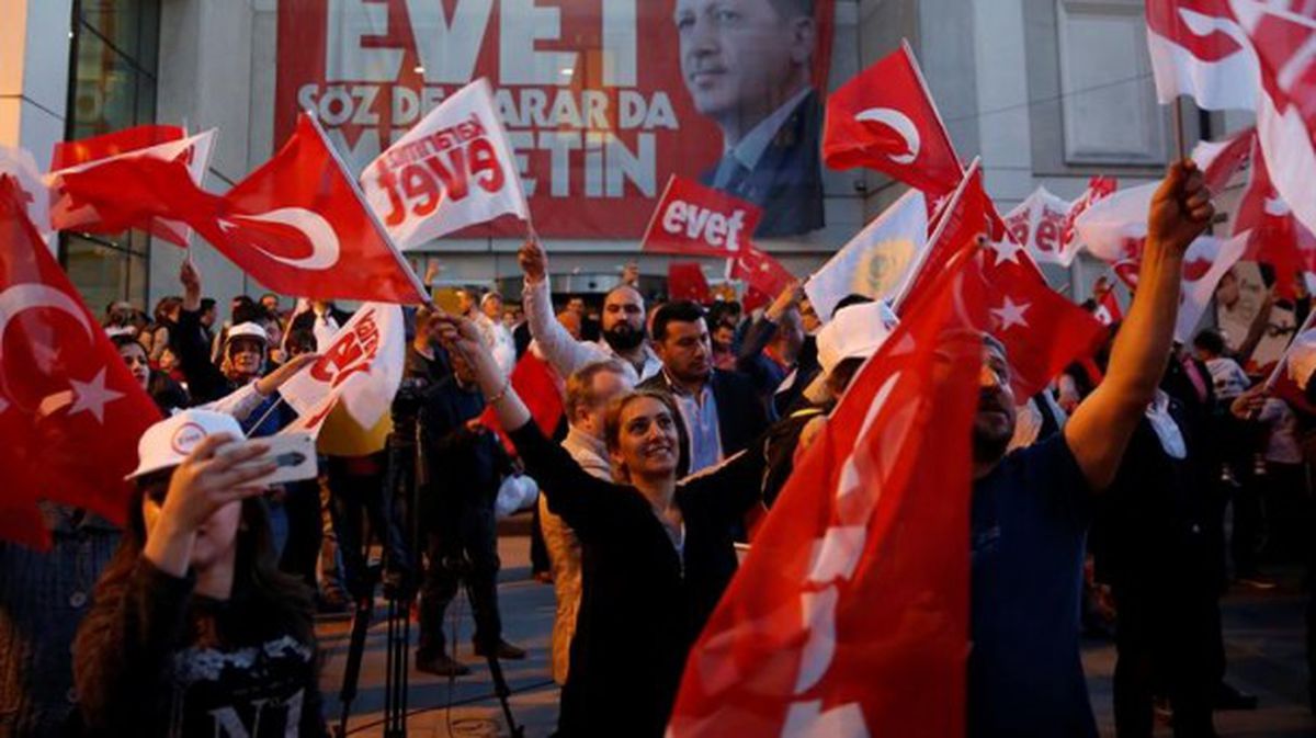 Erdogan gana el referéndum con un margen muy ajustado