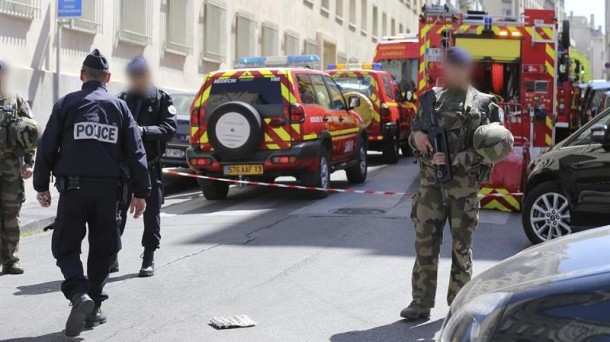 Soldados y policías acordonan la zona donde se ha llevado a cabo la detención. Foto: EFE