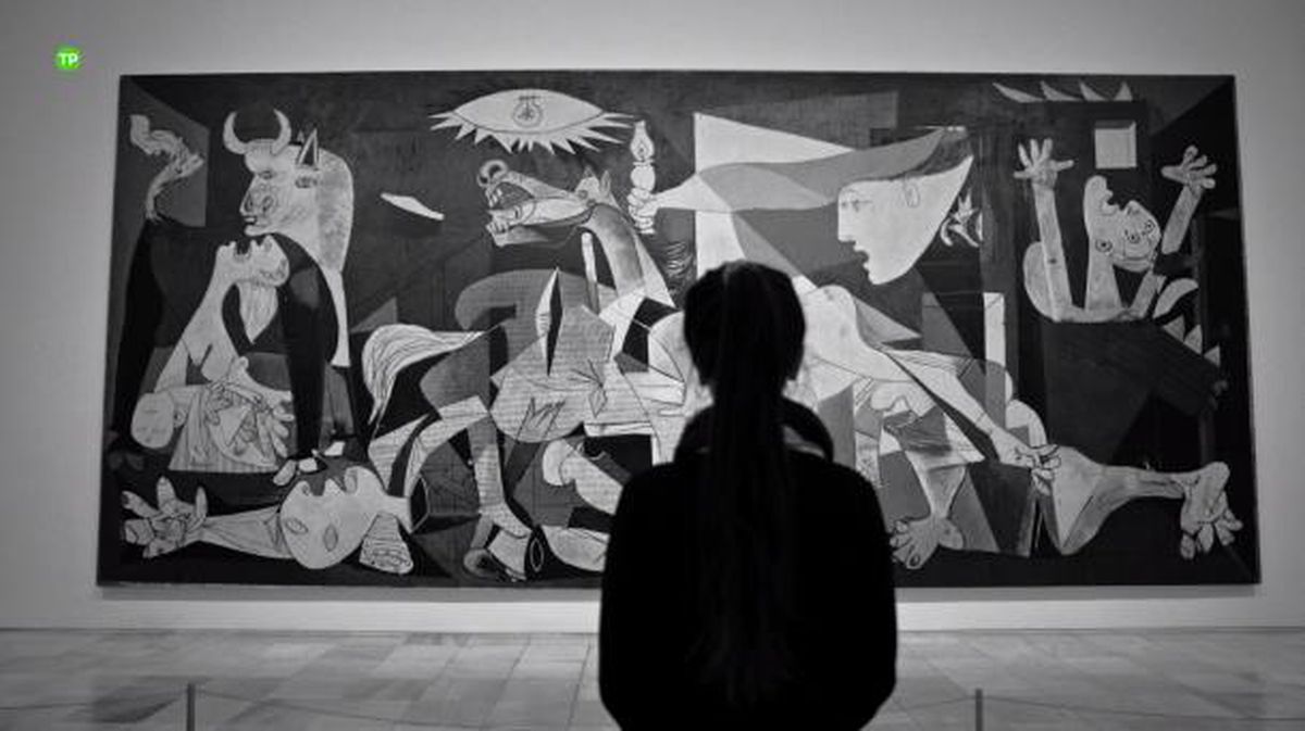 Pertsona bat Picassoren 'Guernica' ikusten, Madrilgo Reina Sofia Museoan.
