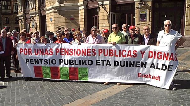 Pentsiodunen aldeko mobilizazioak egin dituzte Bilbon, Donostian eta Gasteizen. Argazkia: EiTB