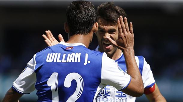 Willian José y Xabi Prieto celebran el único gol del partido. Foto: Efe.