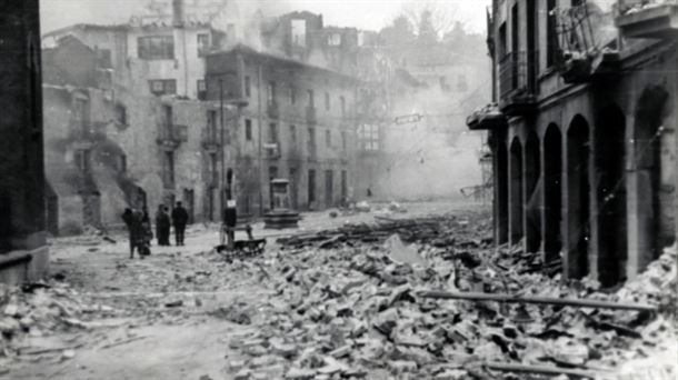 Gernika, tras el bombardeo. Foto: Gernikako Bakearen Museoa