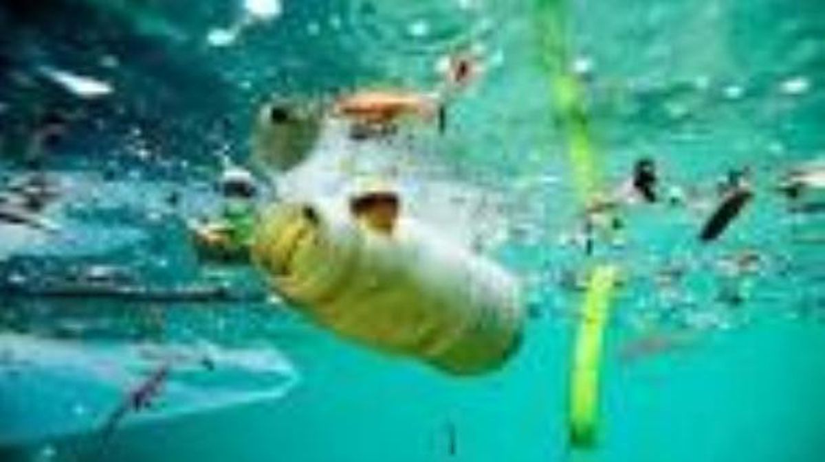 Millones de toneladas de plástico invaden los océanos. Foto: EiTB