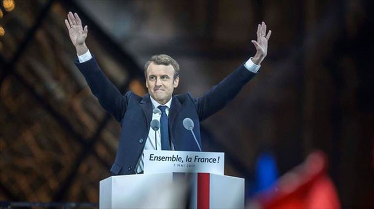 Emmanuel Macron, garaipena ospatzen Louvre aurrean egindako ekitaldian. EFE