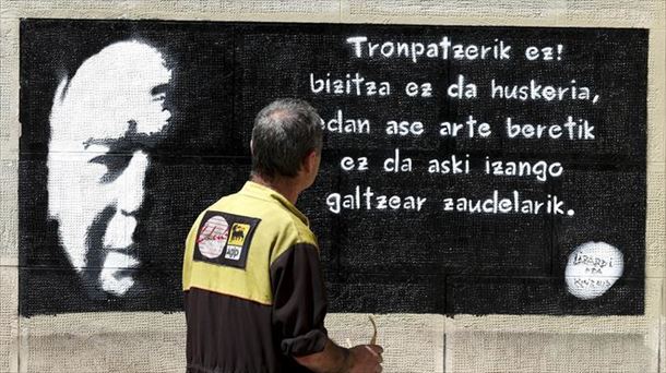 El mural de Mikel Laboa en el barrio del Antiguo. Foto: EFE