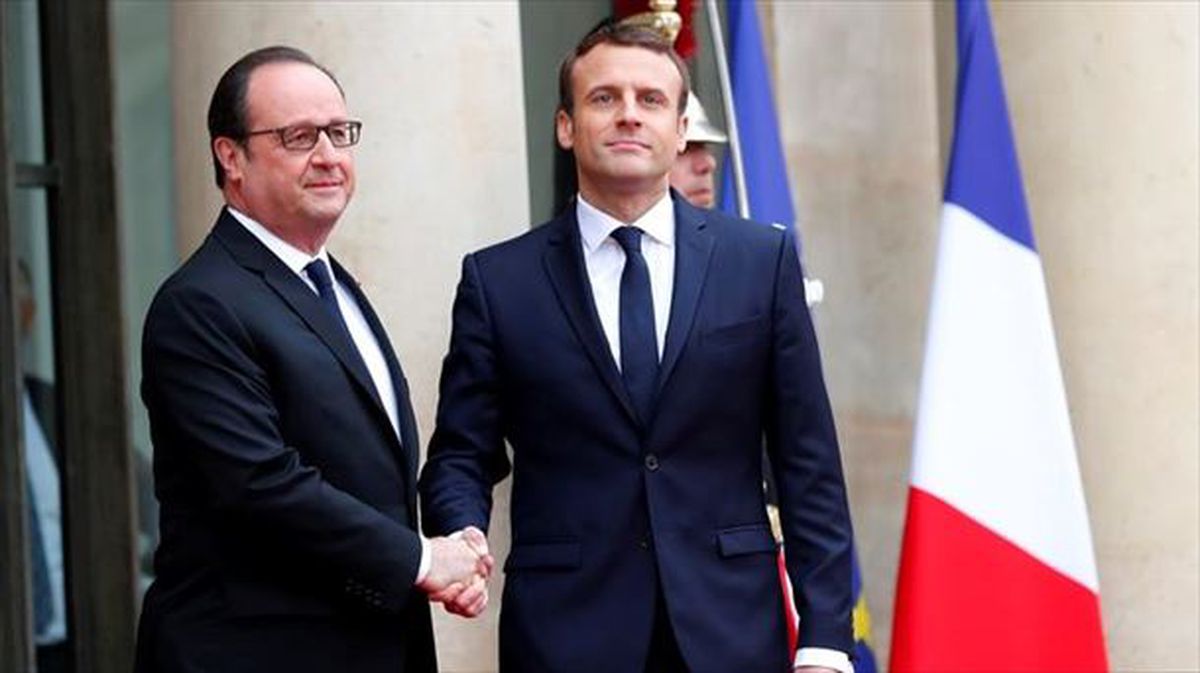 François Hollande y Emmanuel Macron se saludan a su llegada al Elíseo. Foto: EFE