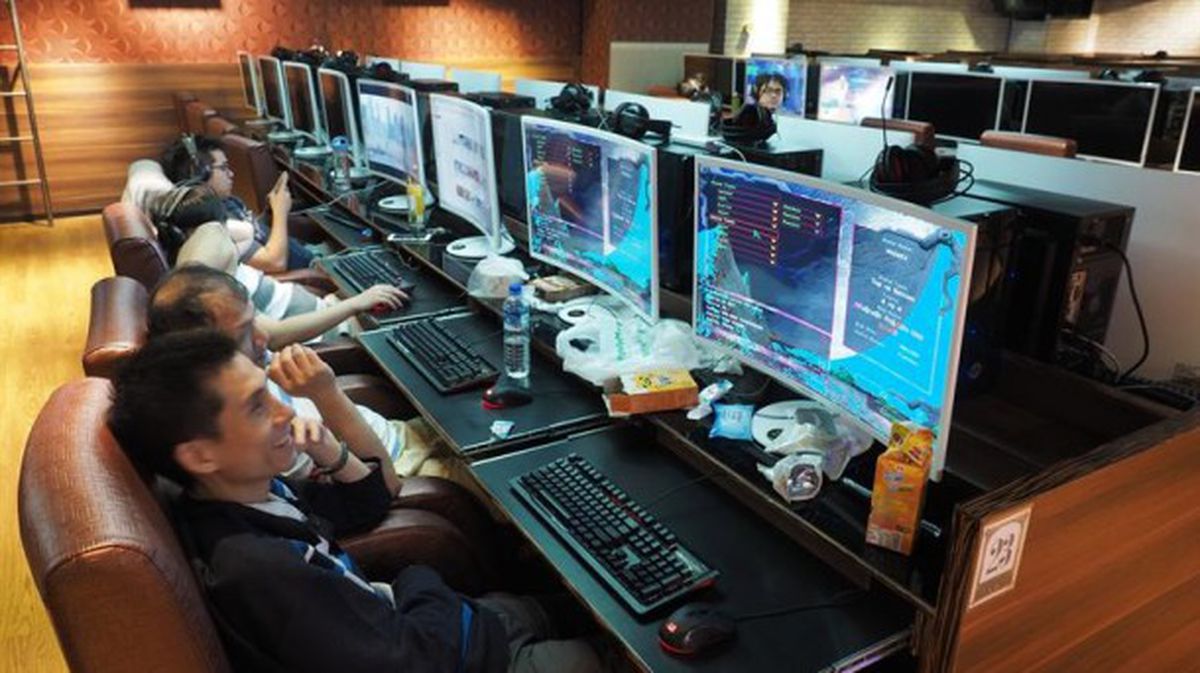 Varias personas trabajan delante de un ordenador. Foto: EFE