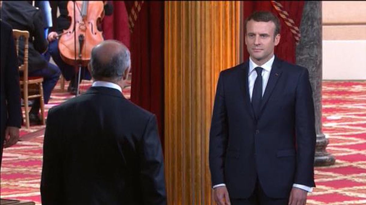 François Hollande y Emmanuel Macron se saludan a su llegada al Elíseo. Foto: EFE