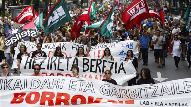 Protestas durante la huelga de ayer. Foto: Efe