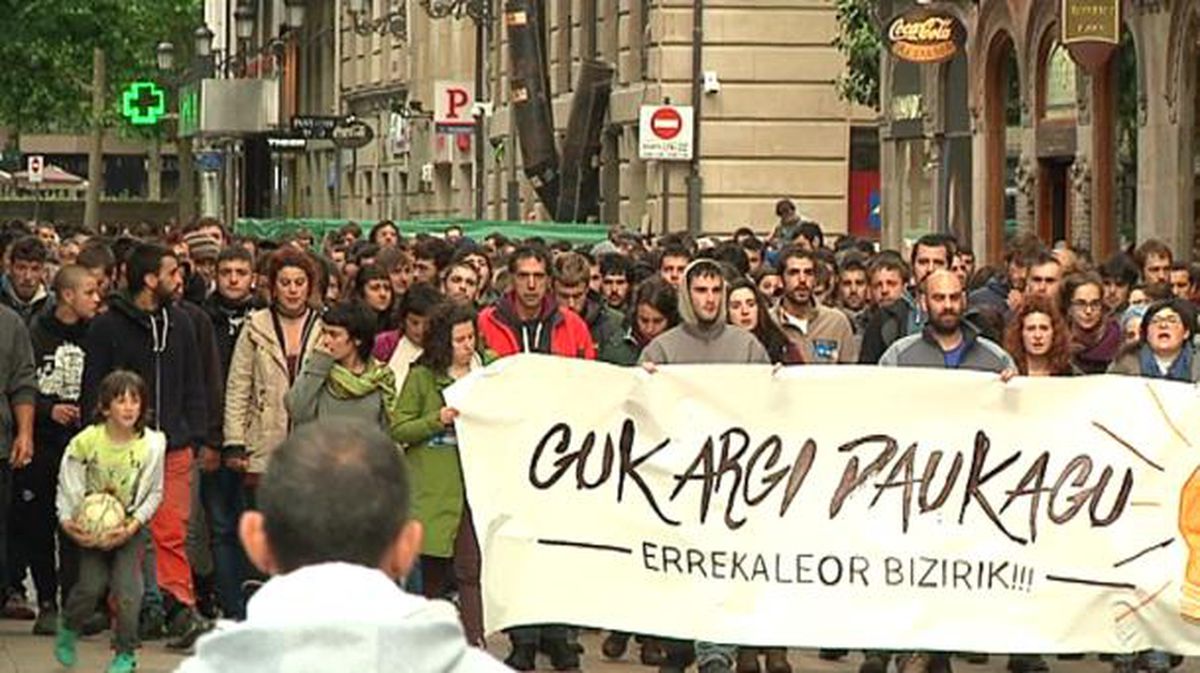 Manifestación en Vitoria a favor del barrio ocupado Errekaleor
