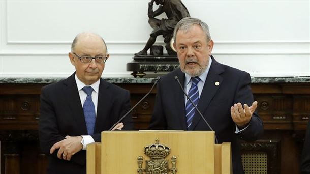 Montoro junto a Azpiazu el miércoles en el Congreso. Foto: EFE