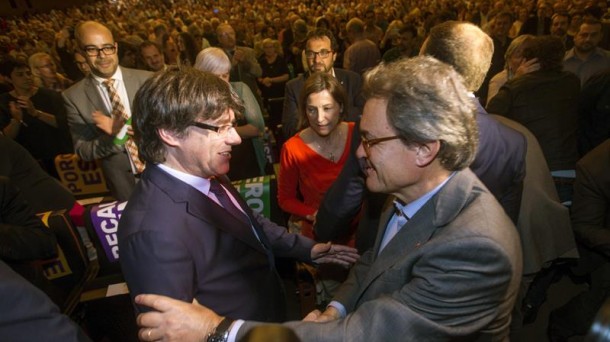 Carles Puigdemont Kataluniako presidentea eta Artur Mas. Argazkia: Efe