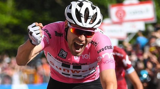 Tom Dumoulin celebra una de sus recientes victorias de etapa en el Giro. Foto: Efe.