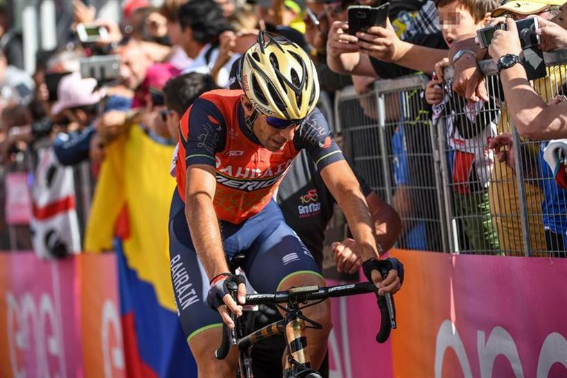 Vincenzo Nibali, helmugara iristen.