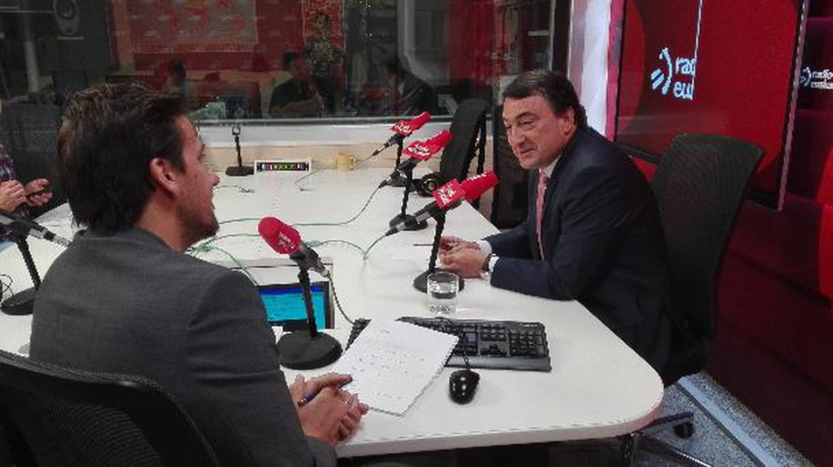 Aitor Esteban, Radio Euskadin egindako elkarrizketa batean. Artxiboko argazkia: EiTB