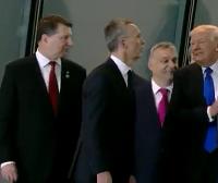 Trump empuja al primer ministro de Montenegro para ponerse en primera fila 