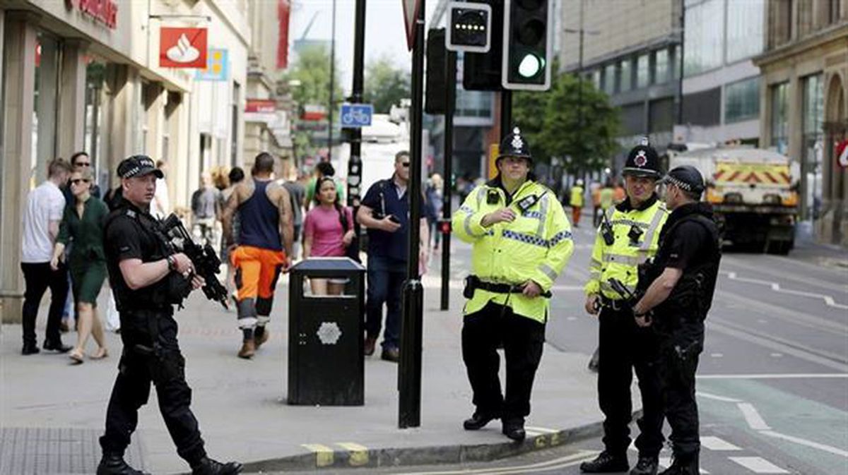 Policías armados en las inmediaciones del Manchester Arena. Foto: EFE