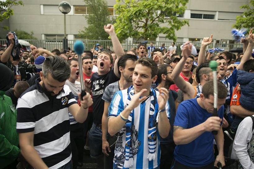 Alaveseko zalak taldea agurtzenMAdrilera joan aurrertik. Argazkia: EFE