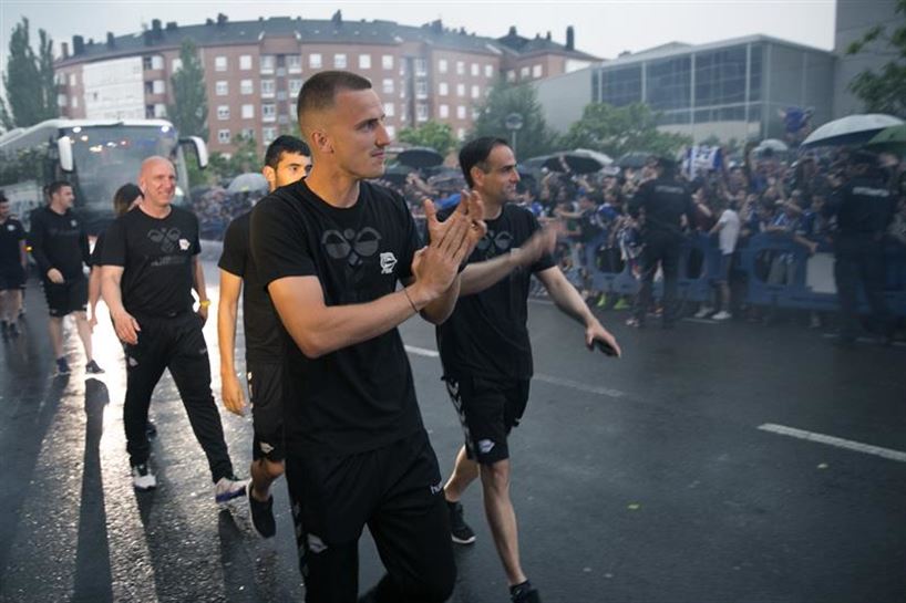 Talde teknikoko kideak zalee eskerrak ematen. Argazkia: EFE