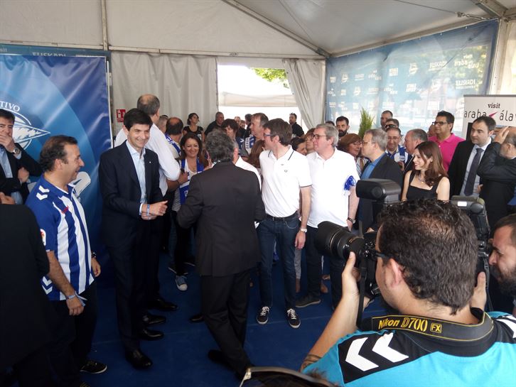 Agintariak Araba Hiria irekitzeko ekitaldia ofizialean. Argazkia: Radio Vitoria