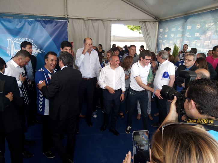 Agintariak Araba Hiria irekitzeko ekitaldia ofizialean. Argazkia: Radio Vitoria