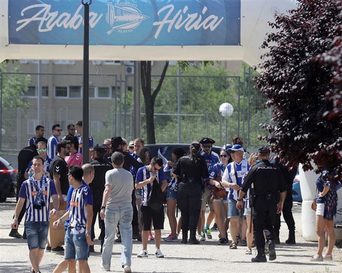 Giro aparte, baina baita bero handia ere Alavesen zaleen gunean. Argazkia: EFE