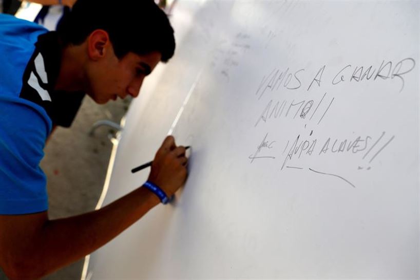 Zaleek euren animo mezuak idatzi ahal izan dituzte. Argazkia: EFE