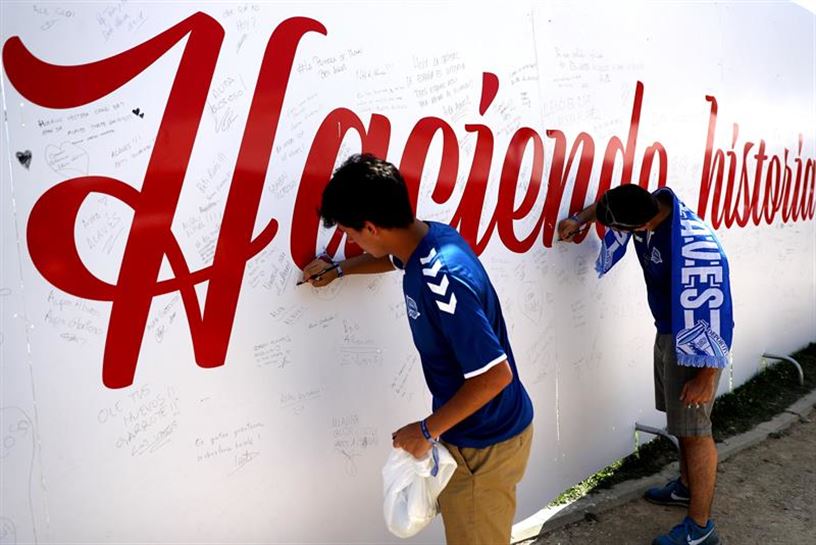 Zaleek euren animo mezuak idatzi ahal izan dituzte. Argazkia: EFE