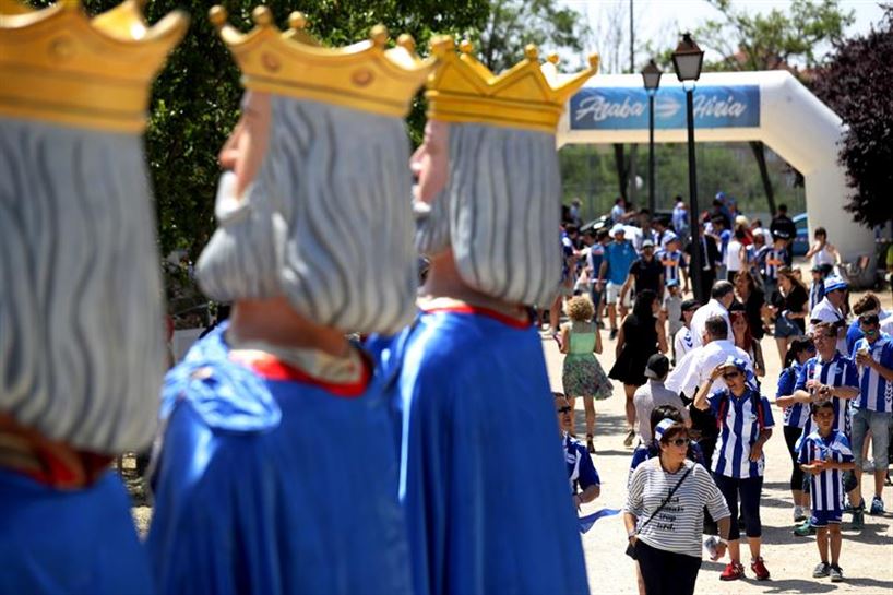 Erraldoiak Araba Hiriko giroa alaitzen. Argazkia: EFE