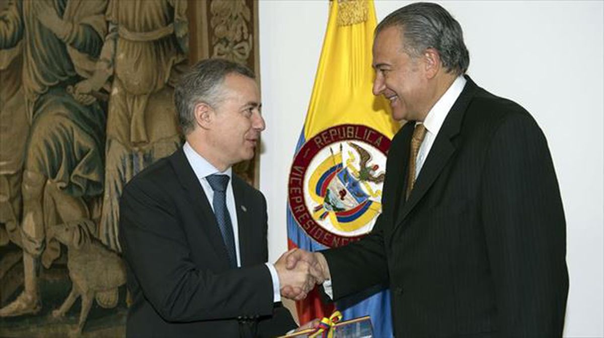 El lehendakari Iñigo Urkullu saluda al vicepresidente colombiano Óscar Naranjo. Foto: Gobierno Vasco