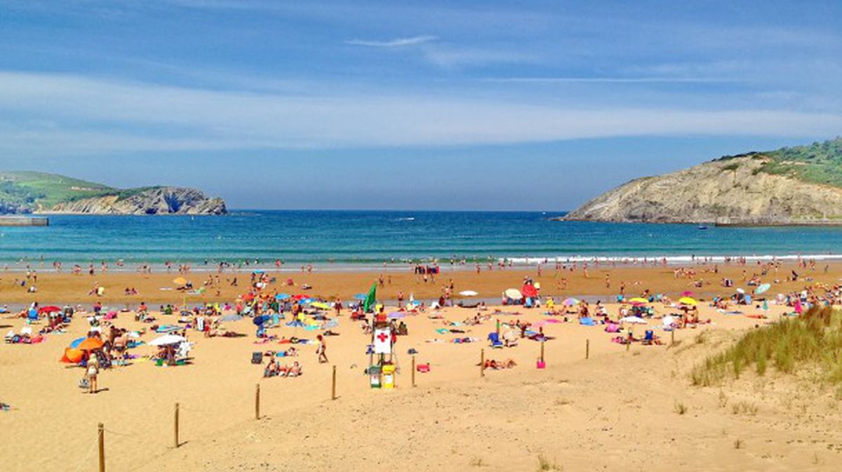 La playa de Gorliz llena de usuarios en verano. Foto: Carlos Merino Silva.