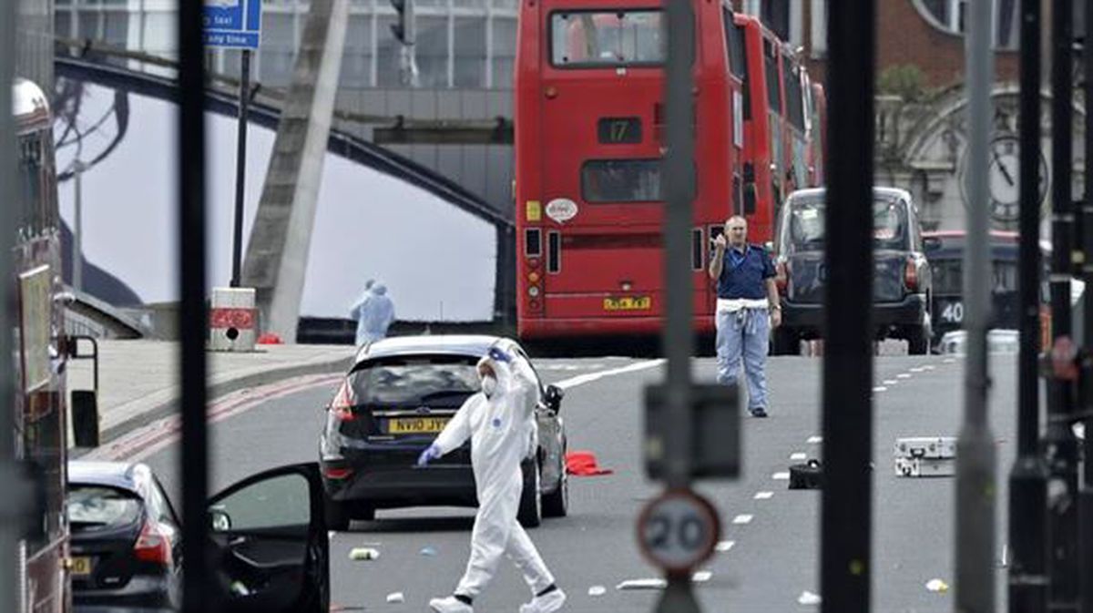 La Policía londinense vigila la zona de los atentados. Foto: EFE