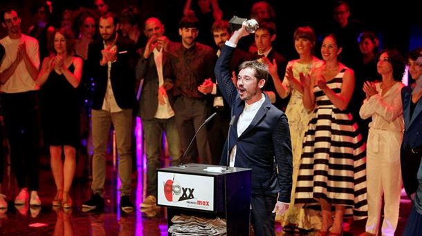 Jon Maya, recogiendo uno de los galardones de Kukai en los premios Max (Foto: EFE)
