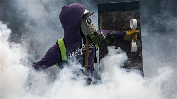 La Policía y los manifestantes se enfrentan en una protesta en Venezuela. Foto: EFE 