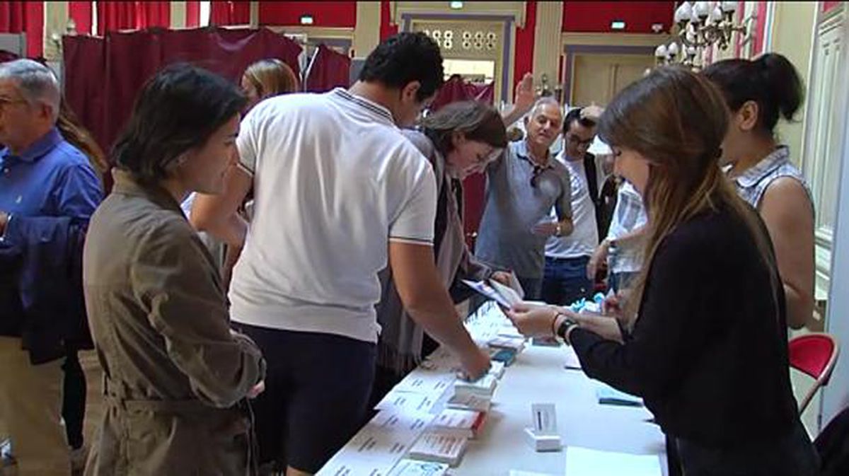 Varios franceses se disponen a depositar su voto en la primera vuelta. Foto: EiTB