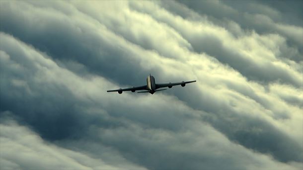 Argazkia: Skeeze. Lizentzia: CC0 https://pixabay.com/en/airplane-storm-clouds-plane-586694/