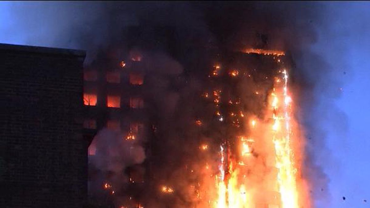 Un gran incendio en un edificio deja varios muertos en Londres