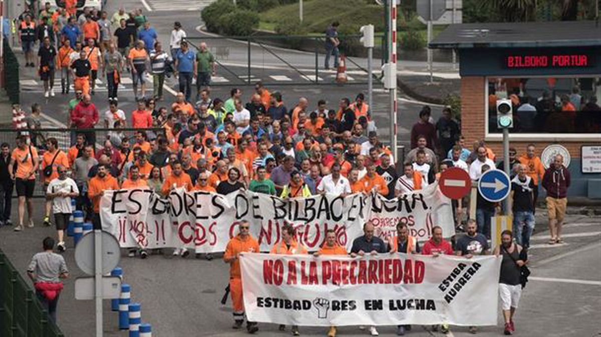 Manifestación de los estibadores en el Puerto de Bilbao. Foto de archivo: EFE