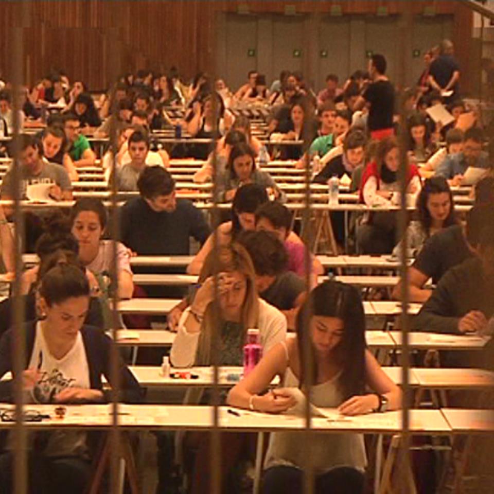 Varias personas participan en el examen de una OPE de Educación en Navarra.