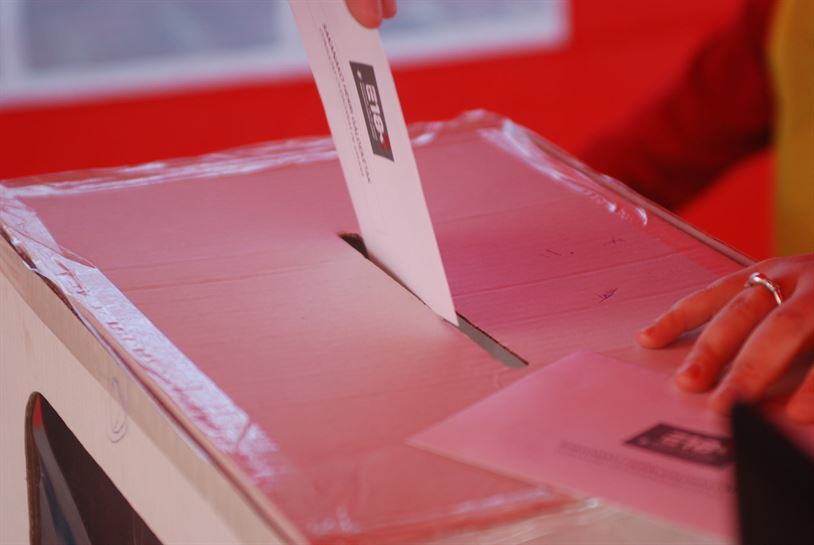 Una persona se dispone a depositar su voto en la urna. Foto de archivo: GED (Flickr)